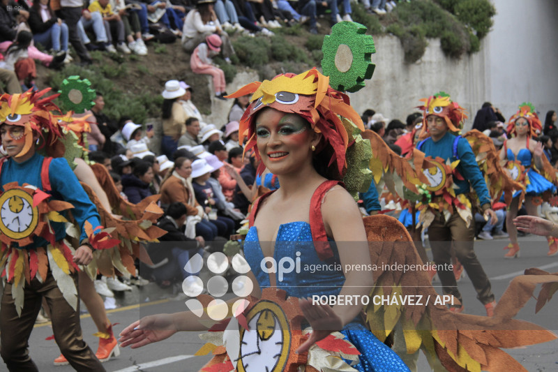 DESFILE FIESTA DE LAS FLORES Y LAS FRUTAS EN AMBATO