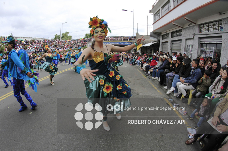 DESFILE FIESTA DE LAS FLORES Y LAS FRUTAS EN AMBATO
