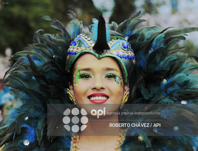 DESFILE FIESTA DE LAS FLORES Y LAS FRUTAS EN AMBATO