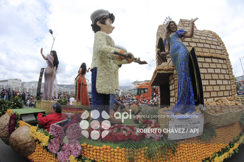 DESFILE FIESTA DE LAS FLORES Y LAS FRUTAS EN AMBATO