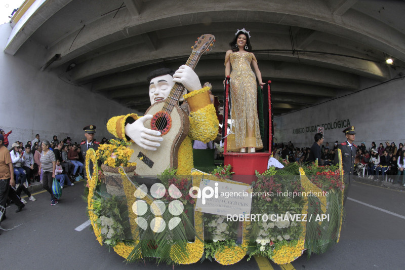 DESFILE FIESTA DE LAS FLORES Y LAS FRUTAS EN AMBATO