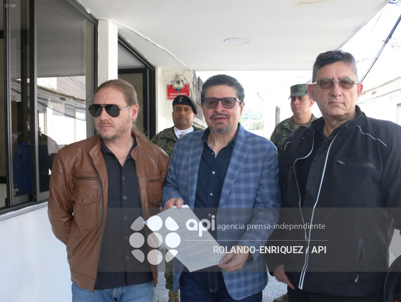 PERIODISTAS ENTREGAN COMUNICACION AL  MIN DEGENSA