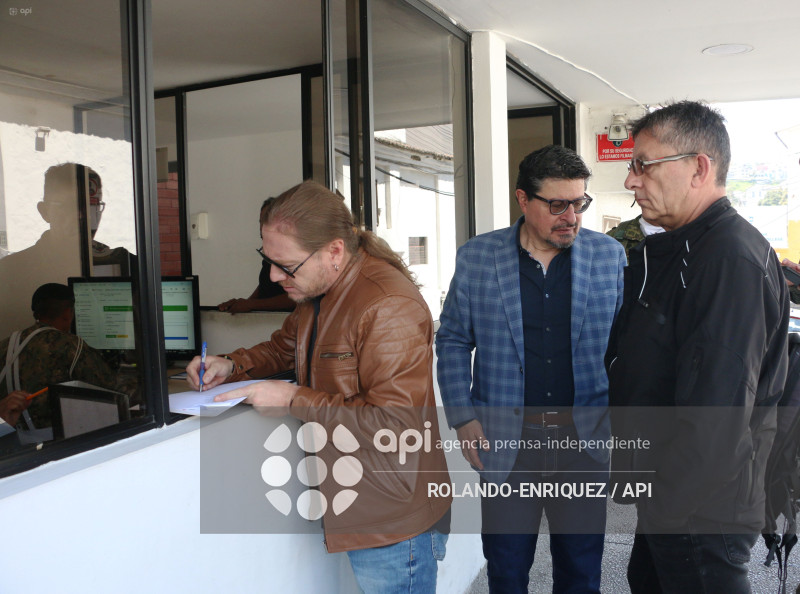 PERIODISTAS ENTREGAN COMUNICACION AL  MIN DEGENSA