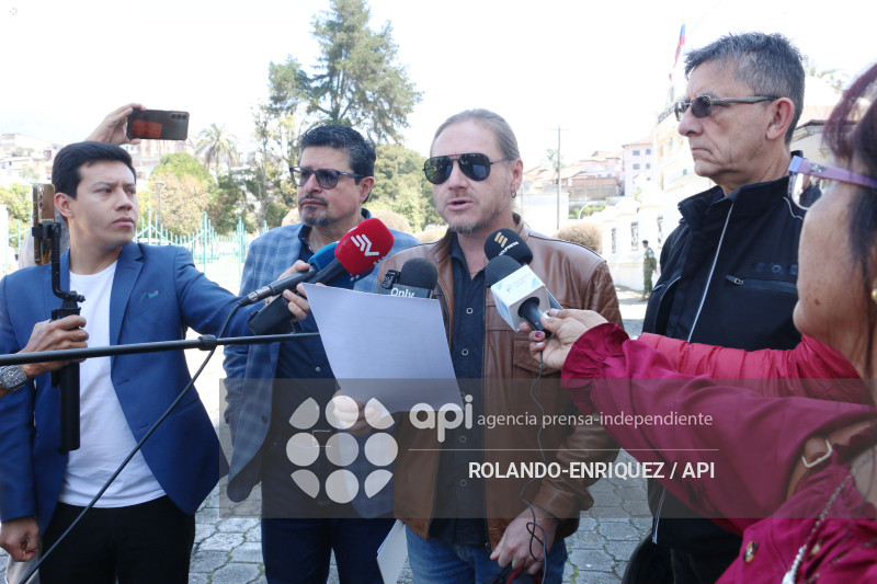 PERIODISTAS ENTREGAN COMUNICACION AL  MIN DEGENSA