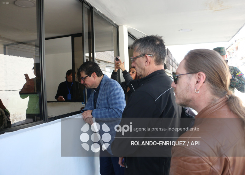 PERIODISTAS ENTREGAN COMUNICACION AL  MIN DEGENSA