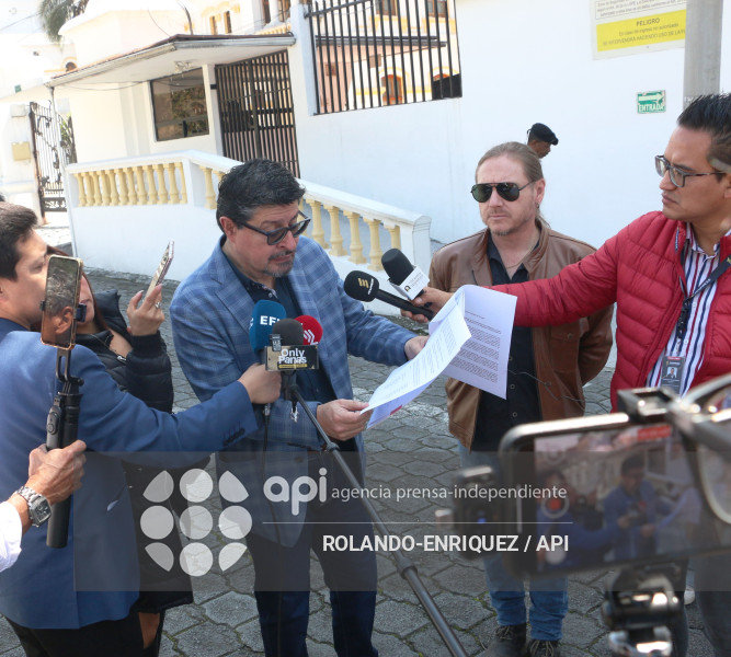 PERIODISTAS ENTREGAN COMUNICACION AL  MIN DEGENSA