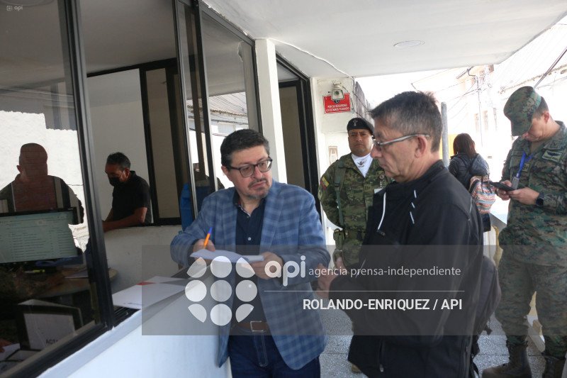 PERIODISTAS ENTREGAN COMUNICACION AL  MIN DEGENSA