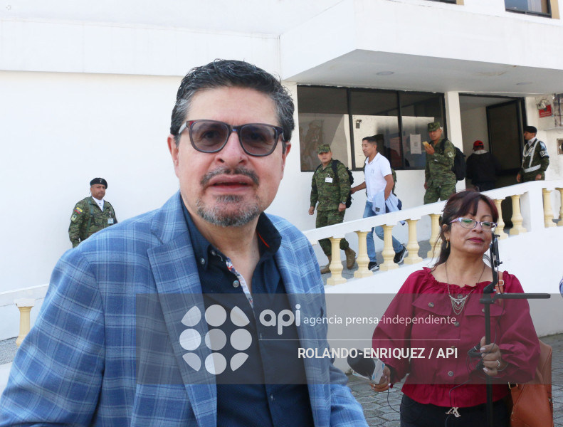 PERIODISTAS ENTREGAN COMUNICACION AL  MIN DEGENSA