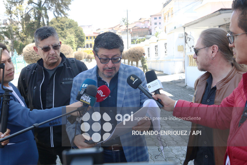 PERIODISTAS ENTREGAN COMUNICACION AL  MIN DEGENSA
