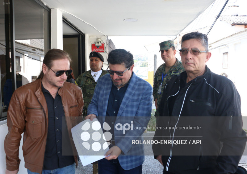 PERIODISTAS ENTREGAN COMUNICACION AL  MIN DEGENSA