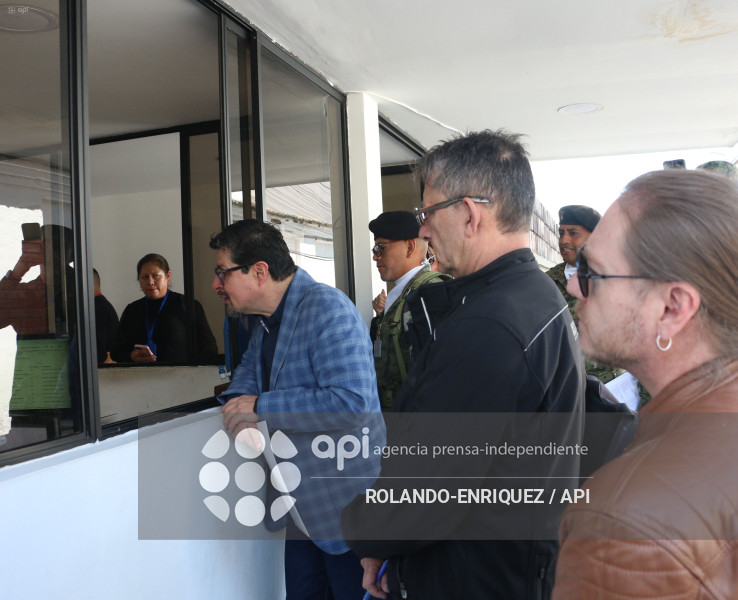 PERIODISTAS ENTREGAN COMUNICACION AL  MIN DEGENSA