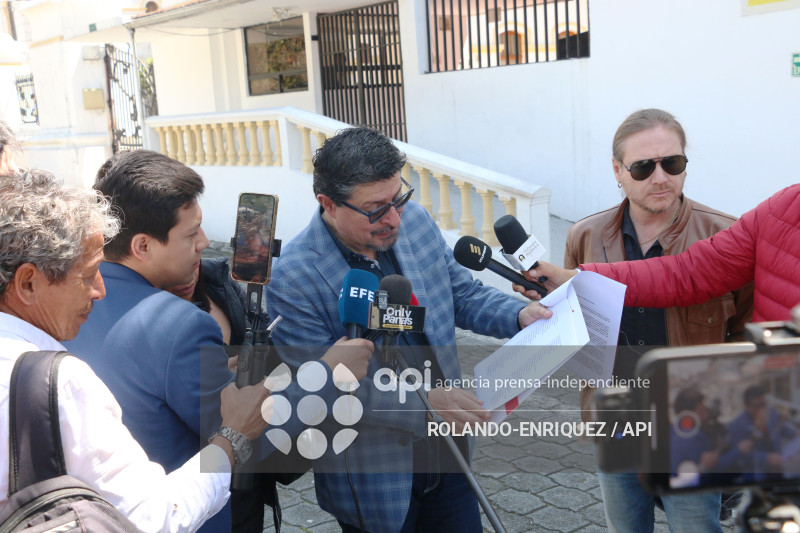 PERIODISTAS ENTREGAN COMUNICACION AL  MIN DEGENSA