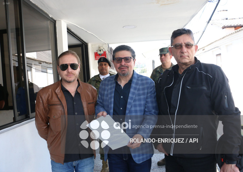 PERIODISTAS ENTREGAN COMUNICACION AL  MIN DEGENSA