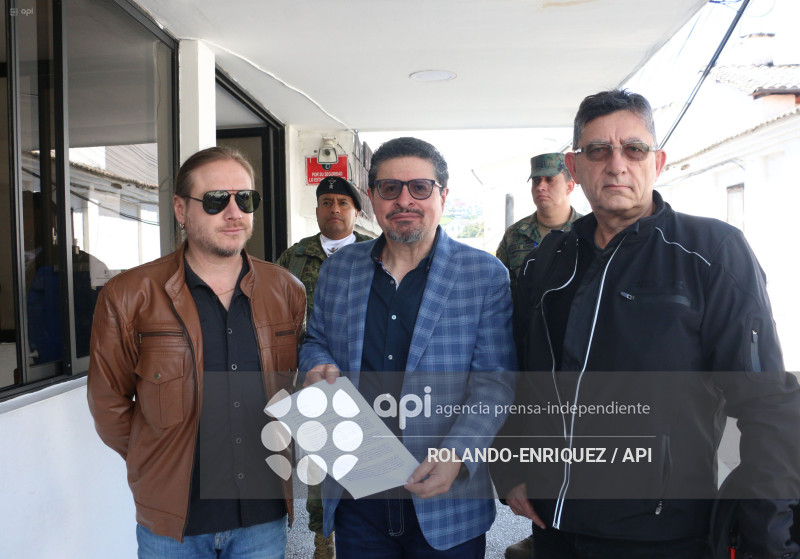 PERIODISTAS ENTREGAN COMUNICACION AL  MIN DEGENSA