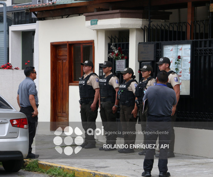 SALIDA FUNCIONARIOS DE LA EMBAJADA DE CUBA