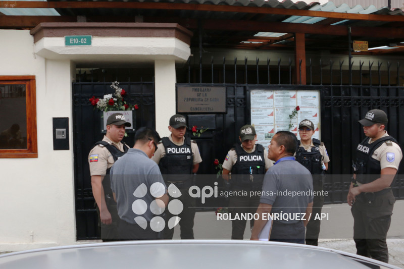 SALIDA FUNCIONARIOS DE LA EMBAJADA DE CUBA