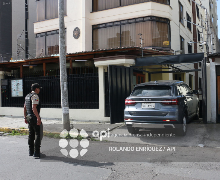 SALIDA FUNCIONARIOS DE LA EMBAJADA DE CUBA