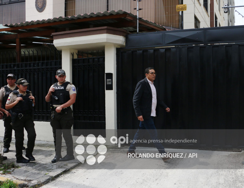 SALIDA FUNCIONARIOS DE LA EMBAJADA DE CUBA