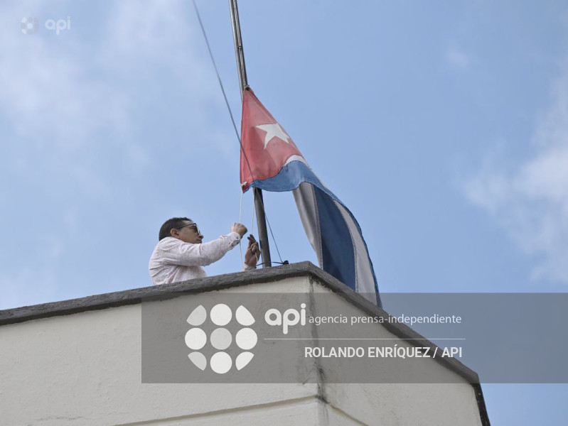 SALIDA FUNCIONARIOS DE LA EMBAJADA DE CUBA