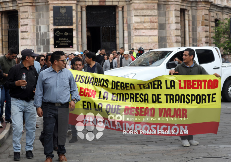 CUENCA-PROTESTA TRANSPORTISTAS CANTONES
