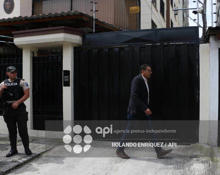 SALIDA FUNCIONARIOS DE LA EMBAJADA DE CUBA