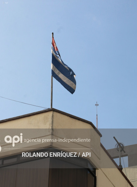 SALIDA FUNCIONARIOS DE LA EMBAJADA DE CUBA