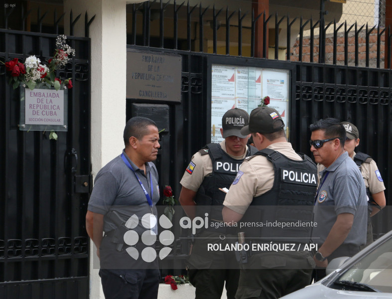 SALIDA FUNCIONARIOS DE LA EMBAJADA DE CUBA