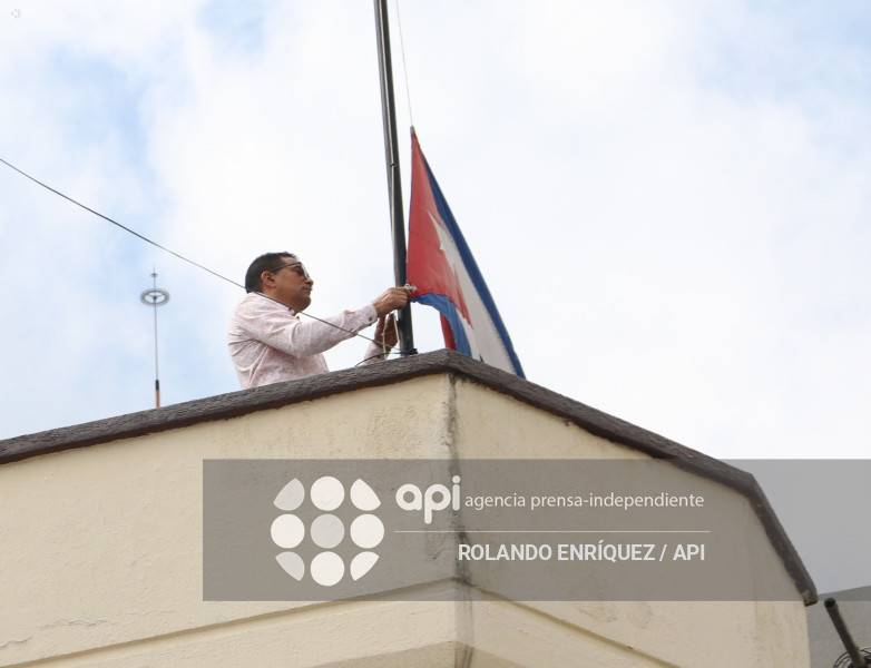 SALIDA FUNCIONARIOS DE LA EMBAJADA DE CUBA