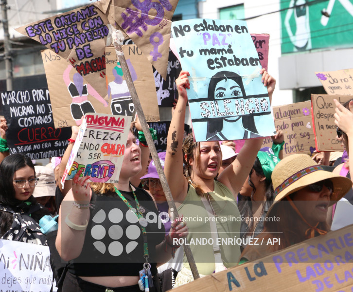 MARCHA 8M QUITO