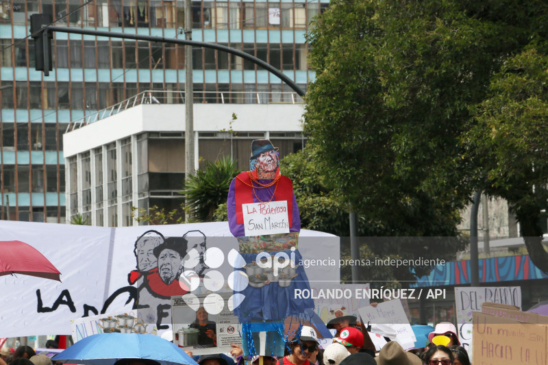 MARCHA 8M QUITO