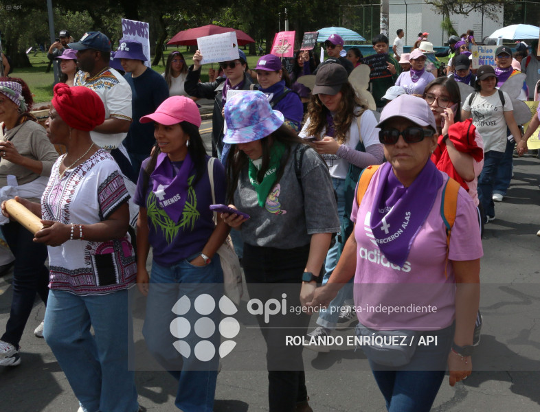 MARCHA 8M QUITO
