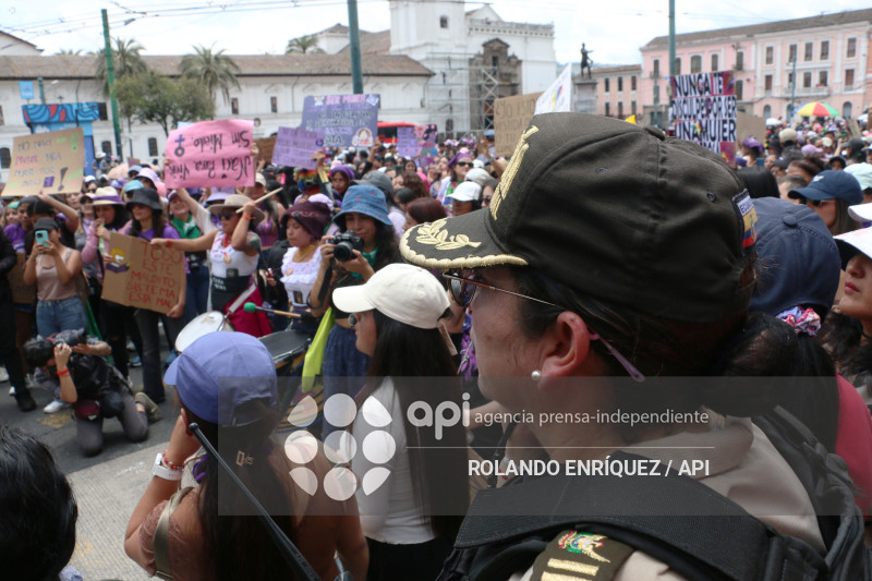 MARCHA 8M QUITO