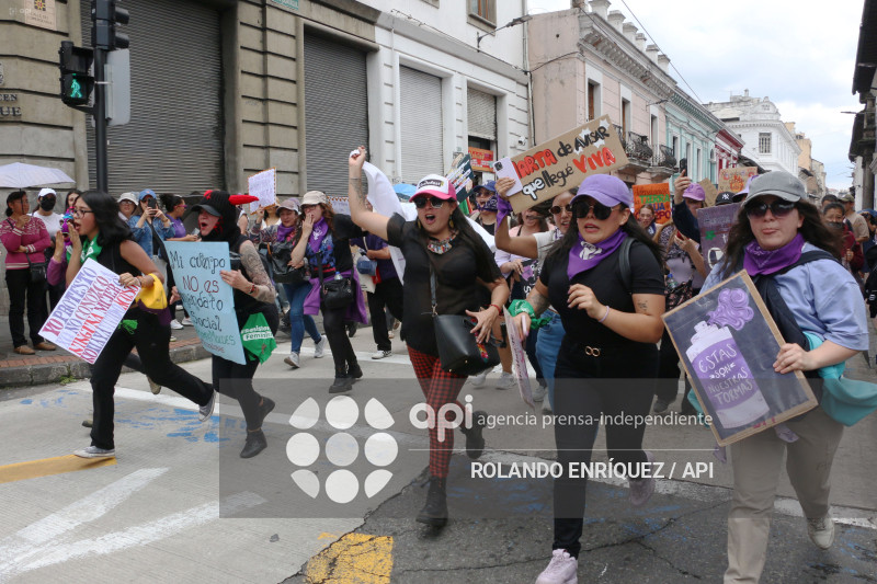 MARCHA 8M QUITO