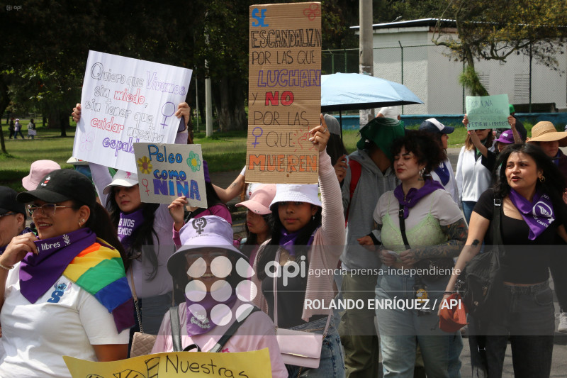 MARCHA 8M QUITO