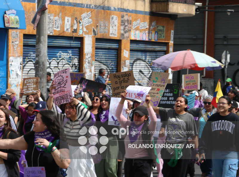 MARCHA 8M QUITO