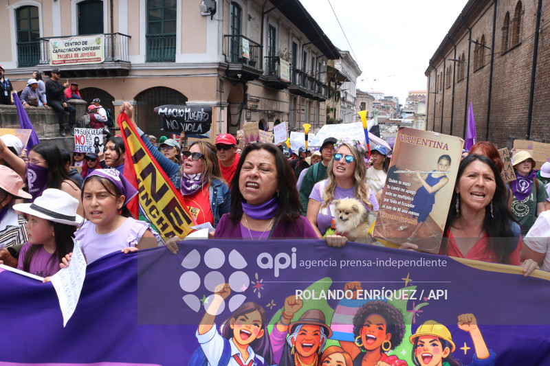 MARCHA 8M QUITO