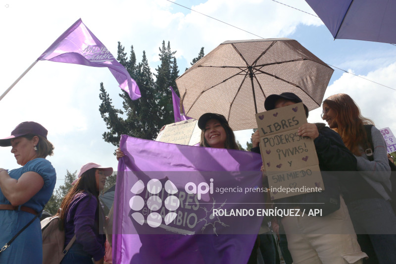MARCHA 8M QUITO