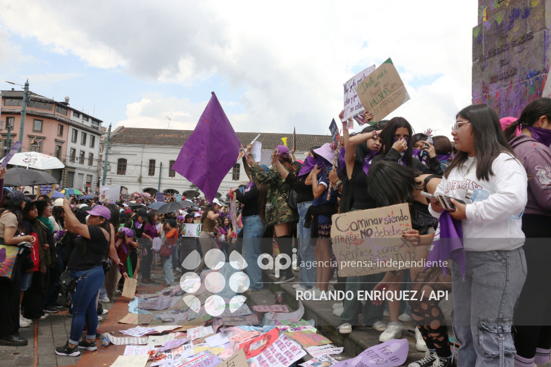 MARCHA 8M QUITO