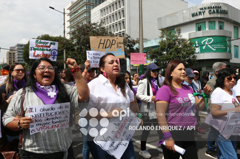 MARCHA 8M QUITO