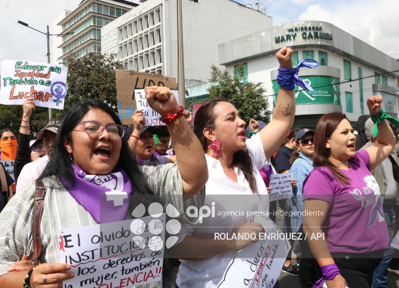 MARCHA 8M QUITO