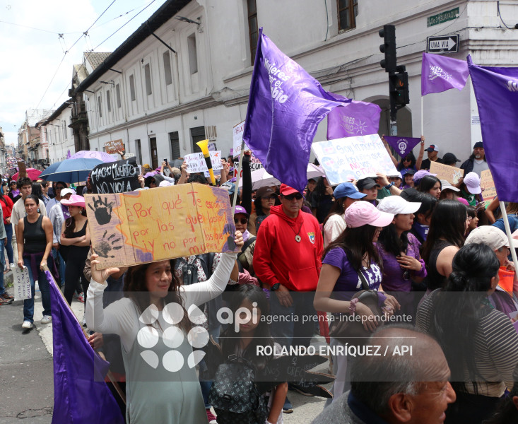 MARCHA 8M QUITO