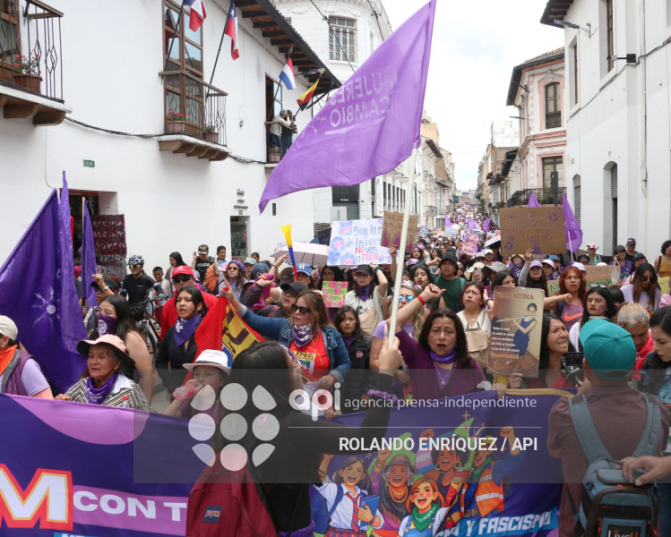 MARCHA 8M QUITO