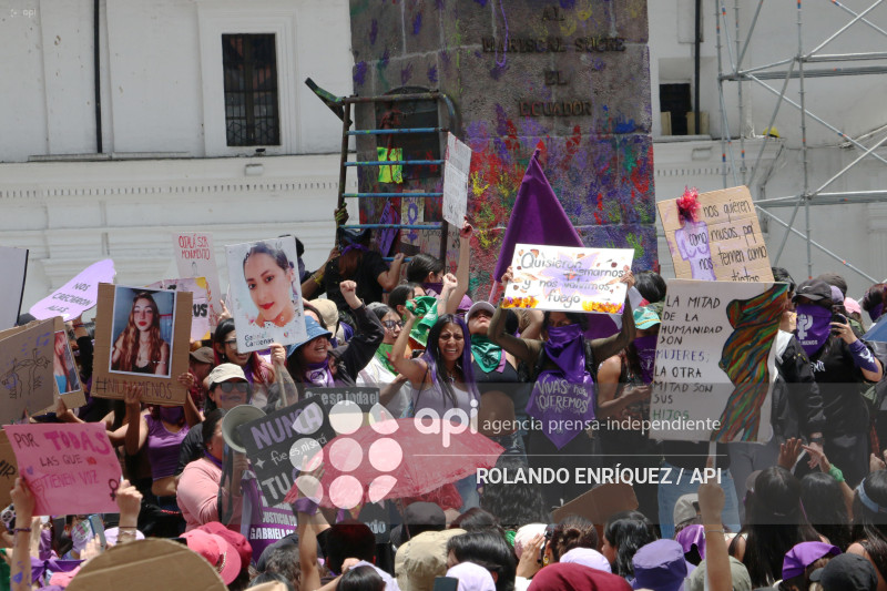 MARCHA 8M QUITO