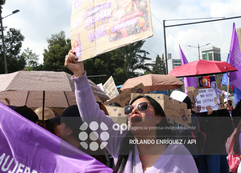 MARCHA 8M QUITO