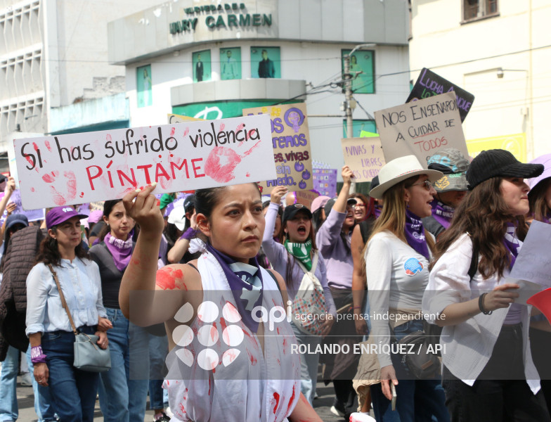 MARCHA 8M QUITO