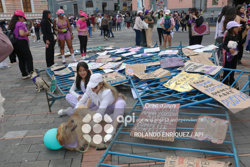 MARCHA 8M QUITO