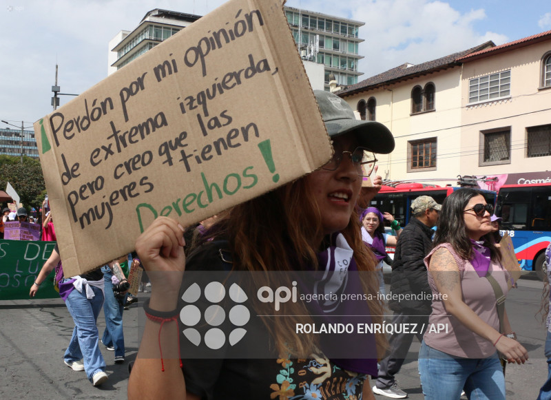 MARCHA 8M QUITO