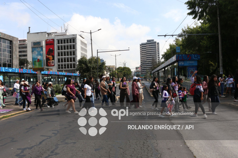 MARCHA 8M QUITO