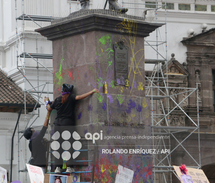 MARCHA 8M QUITO