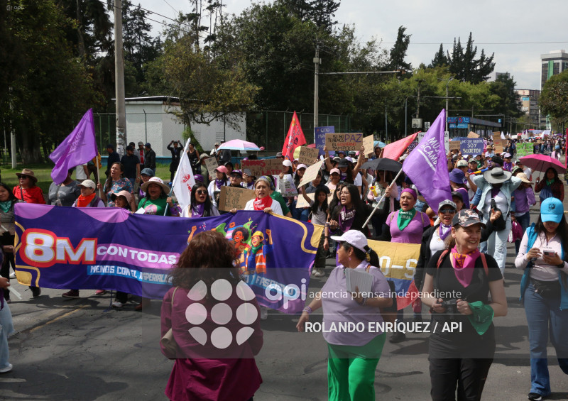 MARCHA 8M QUITO
